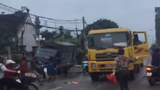 Video: Chết khiếp người phụ nữ “ngáo” đu bám xe tải