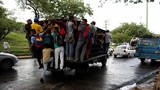 Khủng hoảng xe buýt, dân Venezuela “đu” xe tải đi làm