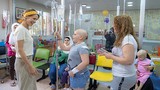 Xúc động loạt ảnh Đệ nhất phu nhân Syria thăm trẻ ung thư