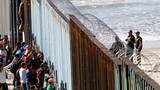 Cận cảnh đoàn người di cư đầu tiên “chạm mốc” biên giới Mỹ-Mexico