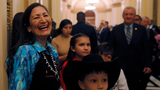 Bất ngờ vẻ giản dị của nữ nghị sĩ người Mỹ bản địa