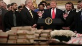 Tổng thống Trump lại mời khách Nhà Trắng ăn hamburger