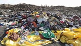 Di vật của nạn nhân máy bay Ethiopia vỡ nát, la liệt trên nền đất
