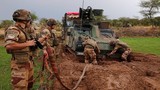 Bi hài lính Pháp mất cả ngày kéo xe khỏi bùn ở Mali
