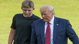 Con trai út nhà ông Trump tái xuất điển trai, cao hơn cả bố