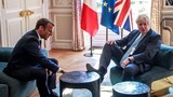 Thủ tướng Anh gây sốc vì gác chân khi gặp Tổng thống Pháp