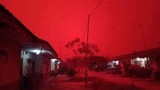Hãi hùng bầu trời Indonesia đỏ như máu vì cháy rừng
