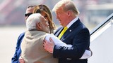 Ảnh: Tổng thống Mỹ Donald Trump thăm Ấn Độ, ôm Thủ tướng Modi