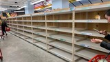 Cảnh dân Mỹ xếp hàng dài, “vét sạch” siêu thị giữa bão dịch Covid-19