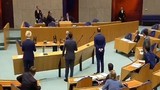 Mệt mỏi vì chống Covid-19, Bộ trưởng Y tế Hà Lan ngã khụy khi đang họp