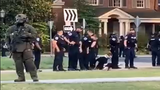 Cảnh sát Mỹ bắt giữ, nhổ nước bọt vào người biểu tình?
