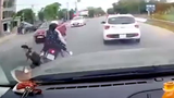 Video: Cô gái đi xe máy vượt ẩu, tông gục bà lão sang đường