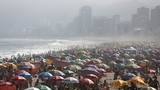 Cảnh bãi biển Brazil đông nghịt người không đeo khẩu trang bất chấp COVID-19