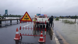 Video: Nước lũ đã băng qua Quốc lộ 1 ở Quảng Nam