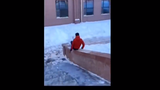 Video: Chàng trai ngã sấp mặt vì chơi dại