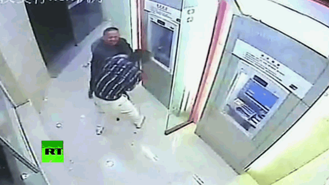 Video: Gặp đúng “cao thủ”, tên cướp bị người đàn ông đấm gục