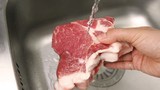 Thêm nguyên liệu này khi rửa thịt lợn giúp đào thải độc tố