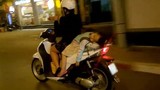 Đùa với tử thần: Mẹ chở con nằm ngủ sau xe máy