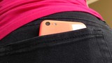 Giữ điện thoại trong túi quần có thể gây vô sinh