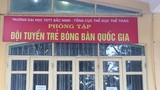 Huấn luyện viên quốc gia đánh VĐV tuyển trẻ bóng bàn