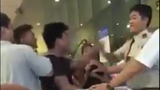 Thanh niên nhổ nước bọt vào nhân viên sân bay gây bất bình