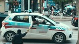 Khoảnh khắc kỳ lạ của cô gái trên xe taxi với người dưới đường