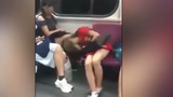 Phì cười xem clip thiếu nữ ngủ gật trên tàu điện ngầm