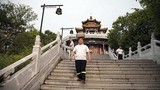 Giảm cân kiểu Trung Quốc: Đội đá 40kg đi dạo