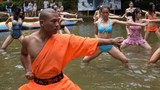 TQ: Nữ sinh mặc bikini luyện võ với bậc thầy kung fu 