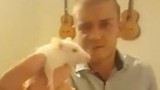Thanh niên Úc ăn đầu chuột sống, phát video lên Facebook
