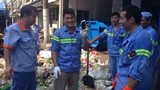 16 công nhân bới 5 tấn rác tìm điện thoại cho gái xinh