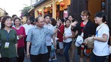 Thủ tướng Nguyễn Xuân Phúc bất ngờ đi bộ ở Hội An