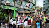 Ảnh: Hàng trăm người lao vào vồ tiền rơi ngoài đường ở Sài Gòn