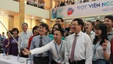 Ảnh: Phó Thủ tướng selfie cùng sinh viên Ngoại giao