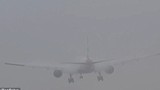Kinh ngạc xem máy bay hạ cánh trong sương mù dày đặc