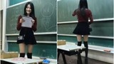 Cô giáo tiếng Anh diện váy ngắn khiến lớp học "quá tải"