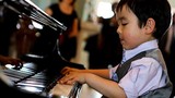 “Thần đồng piano” 5 tuổi gốc Việt được dạy dỗ thế nào?
