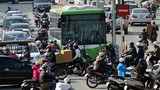 Ảnh: Buýt nhanh BRT bị xe máy chặn đầu khi chạy thử nghiệm