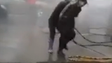 Hai người phụ nữ hỗn chiến bằng vòi xịt giành địa bàn rửa xe