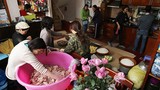 Đại gia đình 70 người bắt lợn, mở hội gói bánh chưng đón Tết