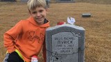 Cậu bé nhiều năm ngồi bên mộ kể chuyện cho em sinh đôi