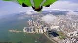 Video 2 người đàn ông bay lượn trên tòa nhà chọc trời