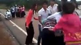 Xôn xao clip nữ sinh Khmer hỗn chiến trên quốc lộ