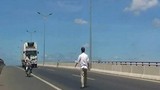 “Thánh liều” lao vào gầm xe tải trên cầu Cần Thơ?