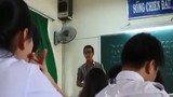 Thầy giáo cao hứng hát “Dấu mưa” theo phong cách cải lương