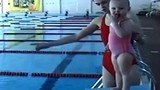 Bé hơn 1 tuổi bơi như... rái cá