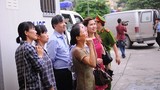 Vợ Dương Chí Dũng hôn gió tiễn chồng về trại giam
