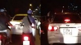 Tài xế bị chửi “ngu” do lái ô tô lên cầu Long Biên