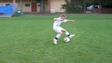 Nhóc tì chơi bóng ngang Ronaldo
