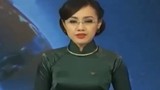 MC Hoài Anh rơi hoa tai lộp cộp khi lên sóng VTV